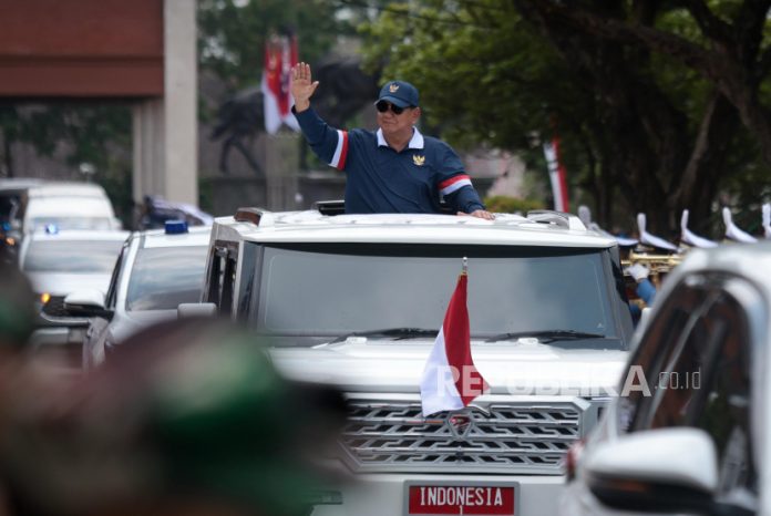 Kabinet Merah Putih Prabowo Dinilai Beri Perspektif Optimisme Presiden Prabowo Subianto menyapa warga saat meninggalkan Akademi Militer usai memimpin kegiatan pembekalan, rapat kerja dan retreat Kabinet Merah Putih 2024-2029 di Akademi Militer Magelang, Jawa Tengah, Ahad (27/10/2024). Kegiatan yang telah diikuti anggota Kabinet Merah Putih tersebut dalam rangka untuk menyamakan frekuensi dan gerak langkah pemerintahan ke depan untuk kemajuan Indonesia.