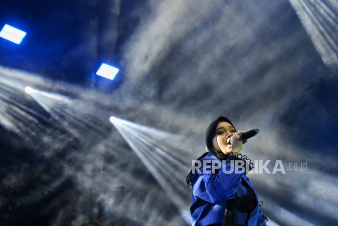 Penyanyi Salma Salsabil. Grup musik RAN berkolaborasi dengan Salma Salsabil di album terbarunya Teater Nestapa.