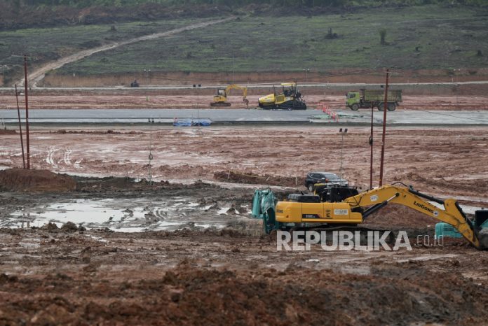 Bandara IKN Segera Gelar Uji Coba Pendaratan Pesawat Besar Alat berat beroperasi di area proyek Bandara VVIP, Penajam Paser Utara, Kalimantan Timur, Kamis (15/8/2024). Kemenhub segera menguji coba pendaratan pesawat besar di Bandara IKN.