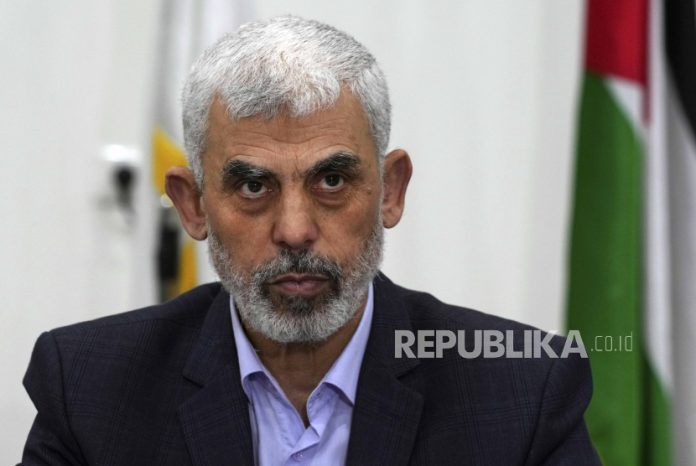 Pernyataan Yahya Sinwar Jika Dia Dibunuh Israel dalam Perjuangan Pemimpin Senior Hamas Yahya Sinwar saat mempimpin pertemuan dengan petinggi faksi Palestina di Kantornya di Gaza, 13 April 2022.