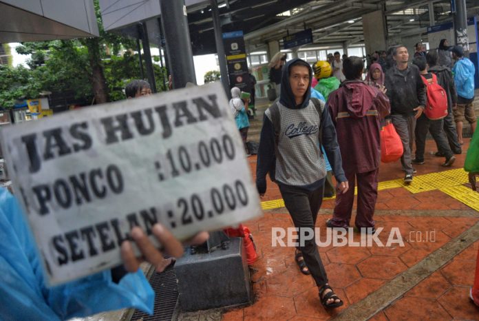 BMKG Prakirakan Cuaca Mayoritas Kota di Indonesia Berawan-Hujan Hari Ini Sejumlah tukang ojek pangkalan dengan mengenakan jas hujan mencari penumpang di Stasiun Tebet, Jakarta, Selasa (30/1/2024).