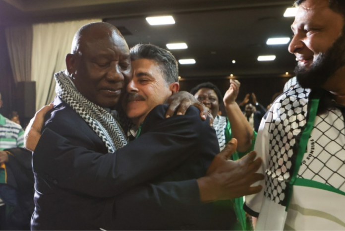 Presiden Ramaphosa: Afrika Selatan akan Selalu Bersama Palestina Presiden Afrika Selatan Cyril Ramaphosa (kiri) memeluk Wakil Duta Besar Palestina, Bassam Elhussiny ketika menyaksikan Mahkamah Internasional (ICJ), memutuskan tindakan darurat yang diminta oleh Afrika Selatan terhadap Israel atas perangnya di Jalur Gaza, di Johannesburg, 26 Januari 2024.
