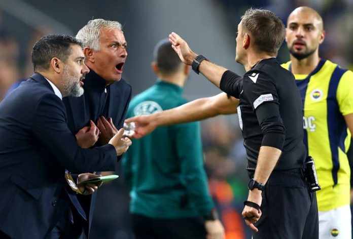 Mourinho Nilai Fenerbahce Lebih Layak Menang Dibandingkan Imbang Lawan MU Ekspresi Jose Mourinho (kedua kiri) saat diusir oleh wasit Clement Turpin dalam pertandingan Fenerbahce vs Manchester United di Liga Europa.