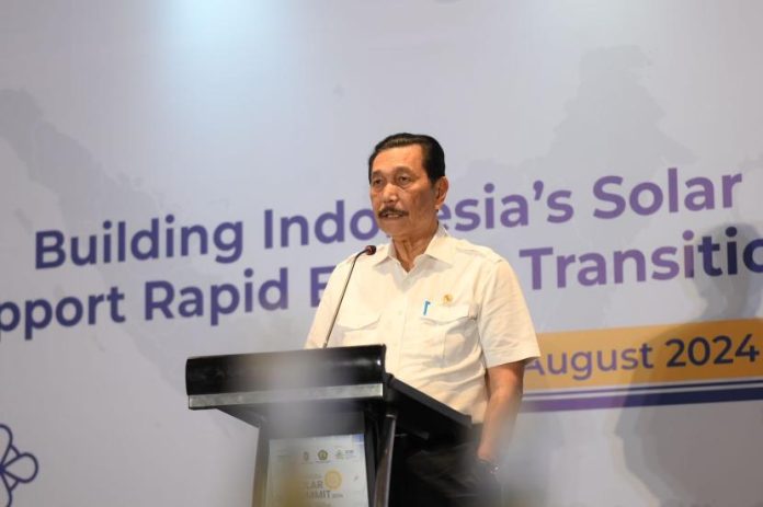 Luhut Sebut Pembangunan LRT di Bali Sedang Berlangsung Menko Bidang Kemaritiman dan Investasi Luhut Binsar Pandjaitan berbicara pada kegiatan Indonesia Solar Summit (ISS) 2024 di Jakarta, Rabu (21/8/2024).