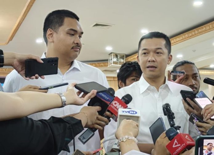 Menpora: Wamenpora Taufik Hidayat Kawal Cabor ke Olimpiade 2028 Menpora Dito Ariotedjo (kiri) dan Wamenpora Taufik Hidayat.