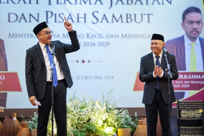 Maman Abdurrahman: Kementerian UMKM Siap Akselerasi Pertumbuhan 60 Juta Pelaku Menteri Usaha Mikro Kecil dan Menengah (UMKM) periode 2024-2029 Maman Abdurrahman (kiri) melakukan serah terima jabatan dan pisah sambut dengan Menteri Koperasi dan UKM (MenKopUKM) periode 2019-2024 Teten Masduki di gedung Smesco, Jakarta, Senin (21/10/2024).