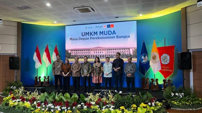 Menkop UKM Ajak seluruh Mahasiswa UGM Bangun Perekonomian Bangsa Para narasumber berfoto bersama pada acara diskusi bertajuk UMKM MUDA: Masa Depan Perekonomian Bangsa yang diadakan di Auditorium Pusat Pembelajaran, lantai 8, Fakultas Ekonomika dan Bisnis (FEB) UGM, Jumat (11/10/2024).
