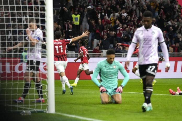 AC Milan Kalahkan Udinese dengan 10 Pemain Pemain AC Milan Samuel Chukwueze (tengah latar belakang) merayakan gol pembuka dalam pertandingan sepak bola Serie A antara AC Milan dan Udinese di Stadion San Siro, Milan, Italia, Sabtu (19/10/2024) dini hari WIB.