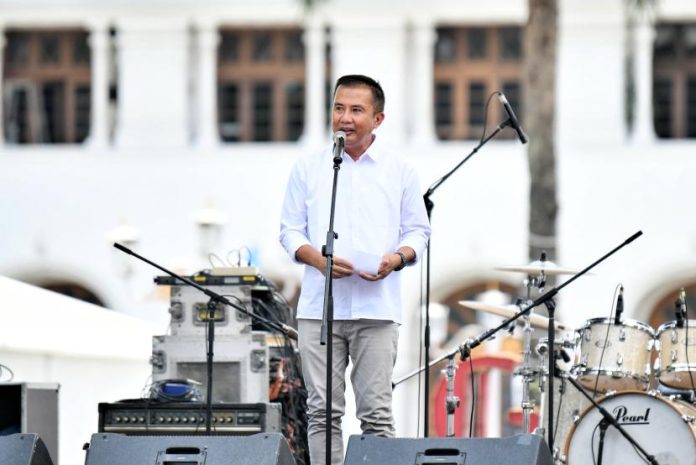 Pj Gubernur Bey Nilai, UMKM Tulang Punggung Ekonomi di Jabar yang Pj Gubernur Jabar Bey Machmudin menghadiri acara Roeang Kita UMKM Festival sekaligus memperingati Hari Oeang Republik Indonesia (HORI) Ke -78 di Gedung Sate, Kota Bandung, Sabtu (26/10/2024). Acara tersebut diselenggarakan oleh Kementerian Keuangan Jawa Barat.