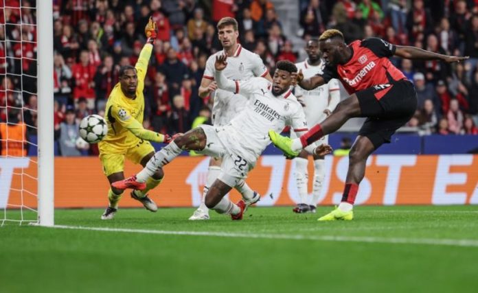 Kalah dari Leverkusen, Fonseca Sesalkan Penalti yang tak Diberikan untuk Victor Boniface dari Bayer Leverkusen (kanan) mencetak gol ke gawang AC Milan dalam pertandingan Liga Champions di BayArena, Leverkusen, Rabu (2/10/2024) dini hari WIB.