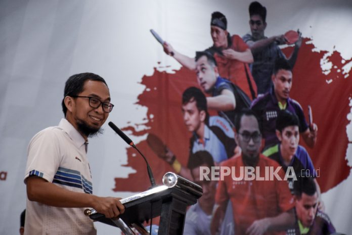 Ustadz Adi Hidayat Jelaskan Cara Islam Mengajarkan Manusia Menjaga Lingkungan Ustadz Adi Hidayat memberikan sambutan pada pembukaan Ustadz Adi Hidayat (UAH) Super Series 2021 di Gedung Graha Sanusi Hardjadinata UNPAD, Kota Bandung, Jumat (22/10). Gubernur Jawa Barat Ridwan Kamil membuka secara resmi Kejuaraan Tenis Meja Indonesia UAH Super Series 2021 yang diikuti oleh 80 atlet profesional dari berbagai daerah di Indonesia dan digelar dari 22 - 24 Oktober 2021. Foto: Republika/Abdan Syakura