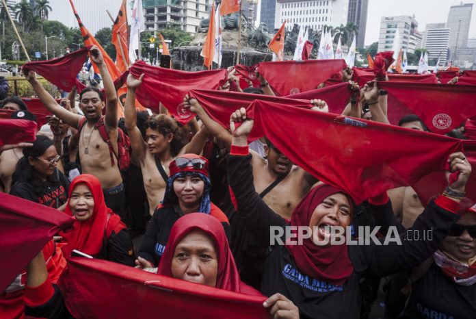 Sejumlah buruh berdemonstrasi di kawasan Patung Kuda, Jakarta.