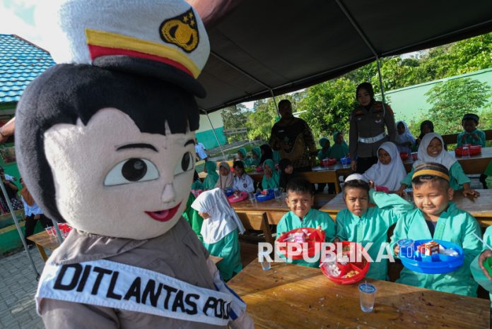 Antusiasme Siswa SDN 104 Kendari Ikuti Uji Coba Makan Bergizi Antusiasme Siswa SDN 104 Kendari Ikuti Uji Coba Makan Bergizi Gratis