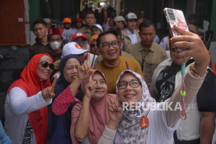 Tren Elektabilitas Pasangan RIDO dalam Kaca Mata Pengamat Calon Gubernur DKI Jakarta nomor urut 1 Ridwan Kamil (RK) berfoto dengan warga saat mengunjungi kawasan RW 2 Kebon Pala, Kampung Makasar, Jakarta, Ahad (3/11/2024). Kedatangan RK disambut oleh para warga, simpatisan hingga tim marawis. Dalam kesempatan tersebut Ridwan Kamil (RK) menjelaskan tujuan kedatangannya dalam rangka menjemput dukungan dan menyerap aspirasi dari warga. RK juga menyampaikan program-programnya untuk Jakarta.