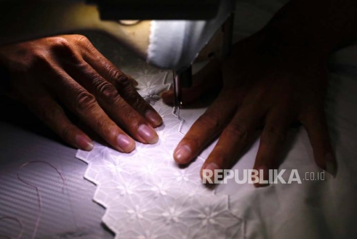 Nilai Ekspor Pakaian Jateng Merosot 61 Juta Dolar AS Pekerja menjahit pakaian (ilustrasi). Nilai ekspor pakaian dan aksesori Provinsi Jateng mengalami penurunan 30,87 persen atau senilai 61,97 juta dolar AS jika dibandingkan Agustus 2024.