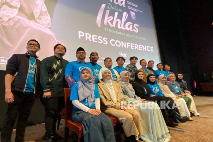 Cinta Dalam Ikhlas, Alih Wahana Novel yang Melebihi Ekspektasi Deretan pemain dan filmmaker Cinta Dalam Ikhlas saat sesuai press screening di XXI Epicentrum pada Selasa (19/11/2024).