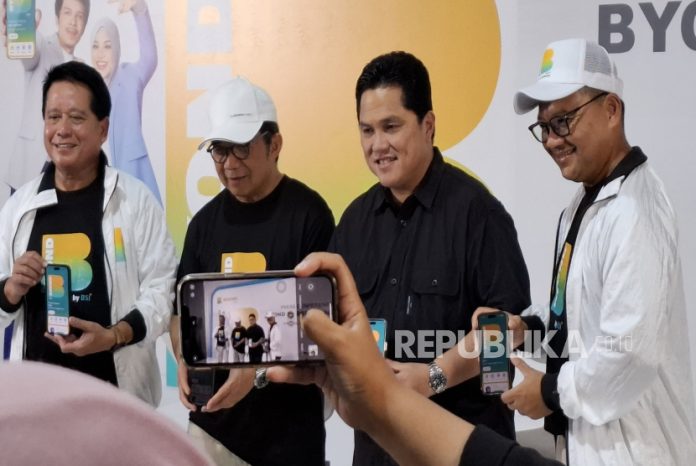 BYOND by BSI Sandingkan Menteri BUMN dan Bos Danantara di (Kiri-kanan) SuperApp BYOND by BSI diluncurkan secara resmi oleh Direktur Utama BSI Hery Gunardi (paling kiri), Komisaris Utama BSI Muliaman D. Hadad (dua dari kiri), Menteri BUMN Erick Thohir (tiga dari kiri) dan Direktur Information Technology BSI Saladin D Effendi (paling kanan) di Parkir Timur Senayan, Jakarta (9/11).