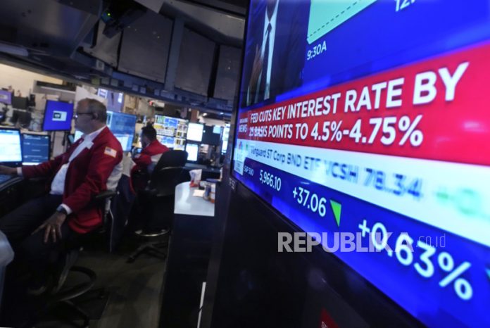 Bank Sentral AS Turunkan Suku Bunga, Sesuai Prediksi Layar di pos perdagangan di lantai Bursa Efek New York menampilkan keputusan suku bunga Federal Reserve, Kamis, 7 November 2024.