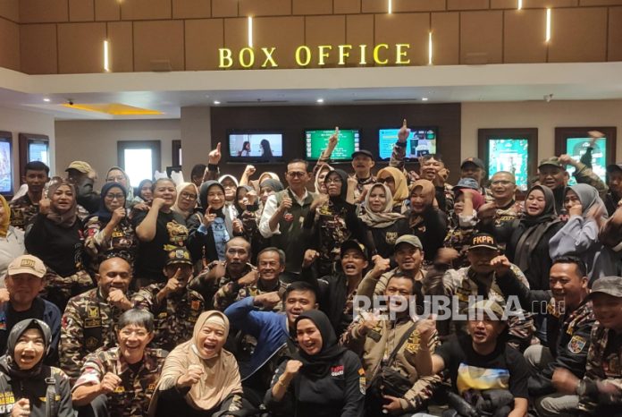 Paslon nomer urut satu tersebut menghadiri undangan Forum Komunikasi Putra-Putri TNI/Polri (FKPPI) Kota Bandung untuk menonton Film Anak Kolong di salah satu bioskop  di Jalan Djunjunan Kota Bandung, Jumat (15/11/24). 